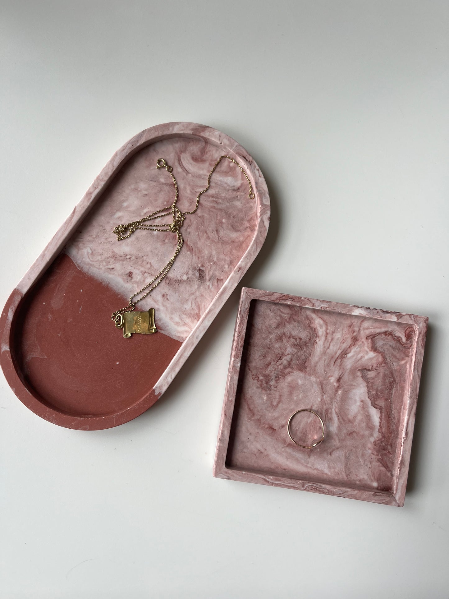 Vide poche marbré rouge oxydé
