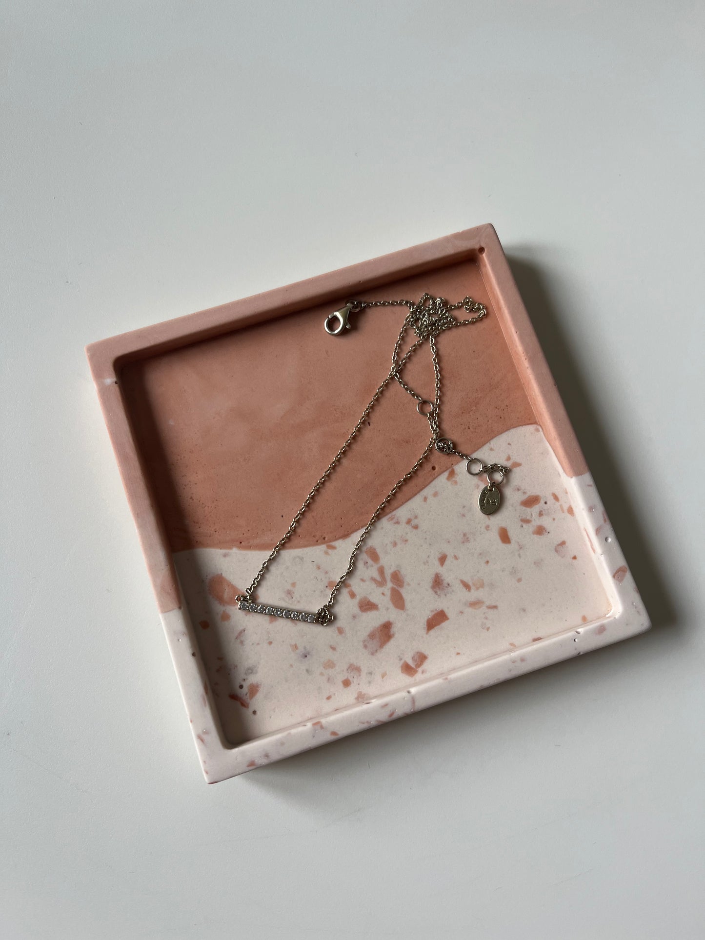 Vide poche saumon et terrazzo