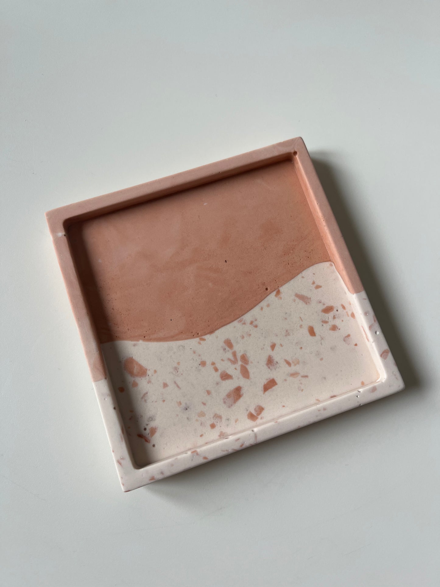 Vide poche saumon et terrazzo