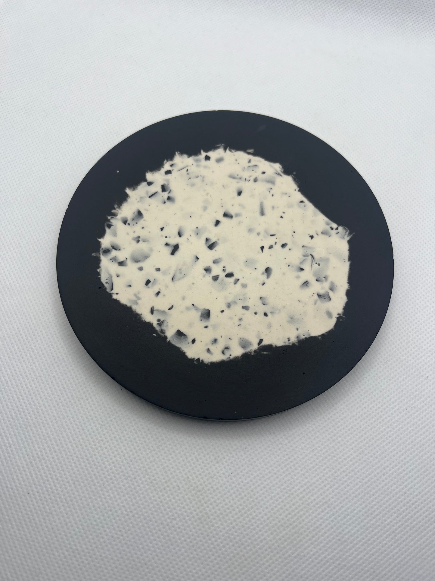 Dessous de plat noir et terrazzo