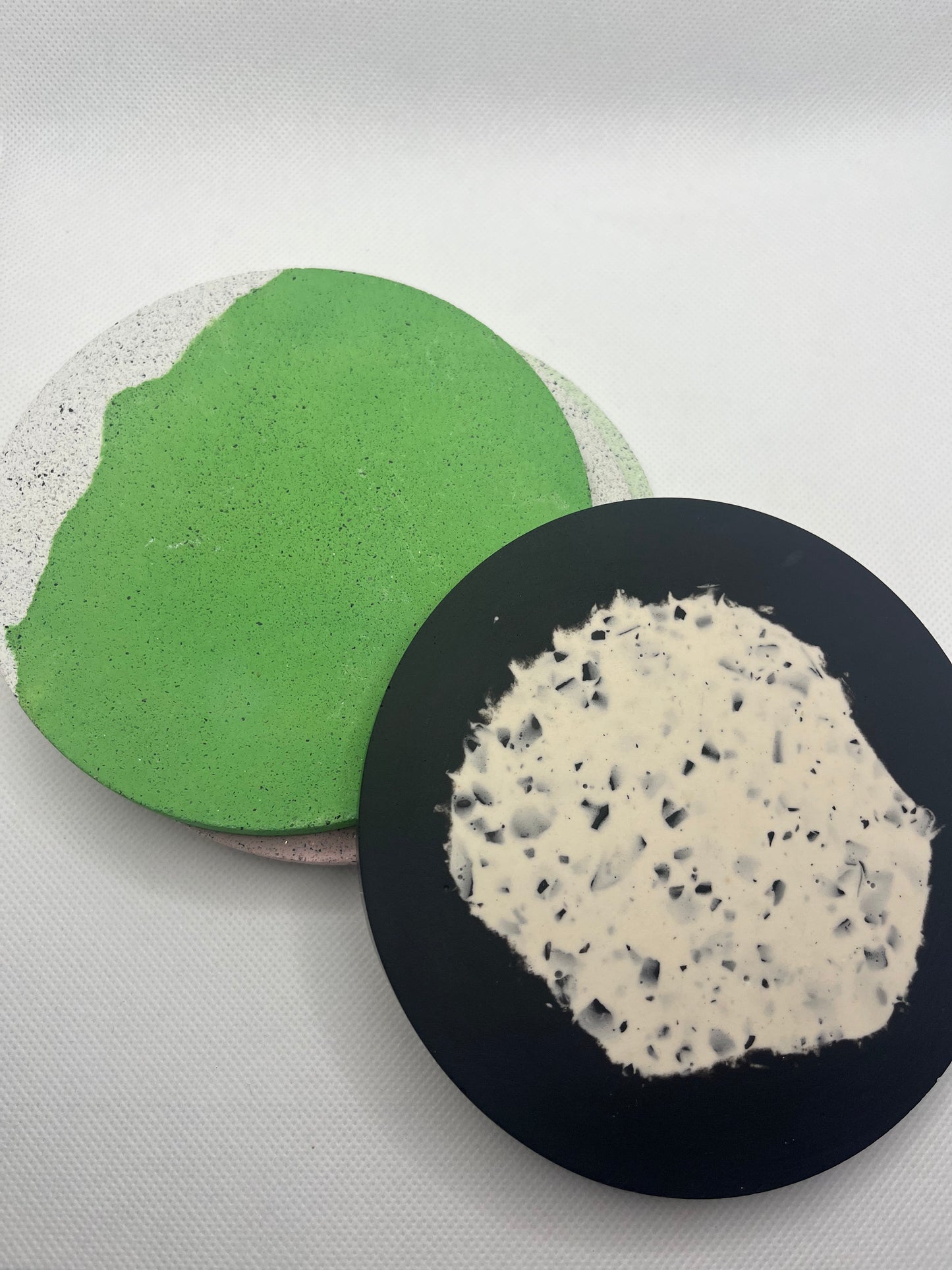 Dessous de plat noir et terrazzo